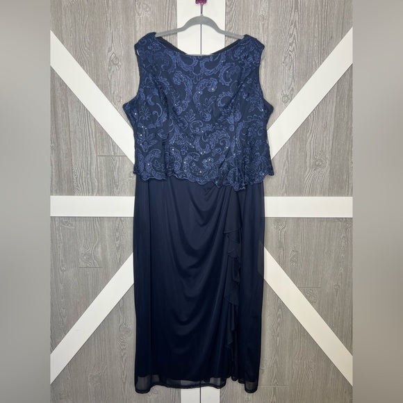 311. Alex Evenings Elegant Navy Blue Lace Evening Dress - Picture 4 of 13